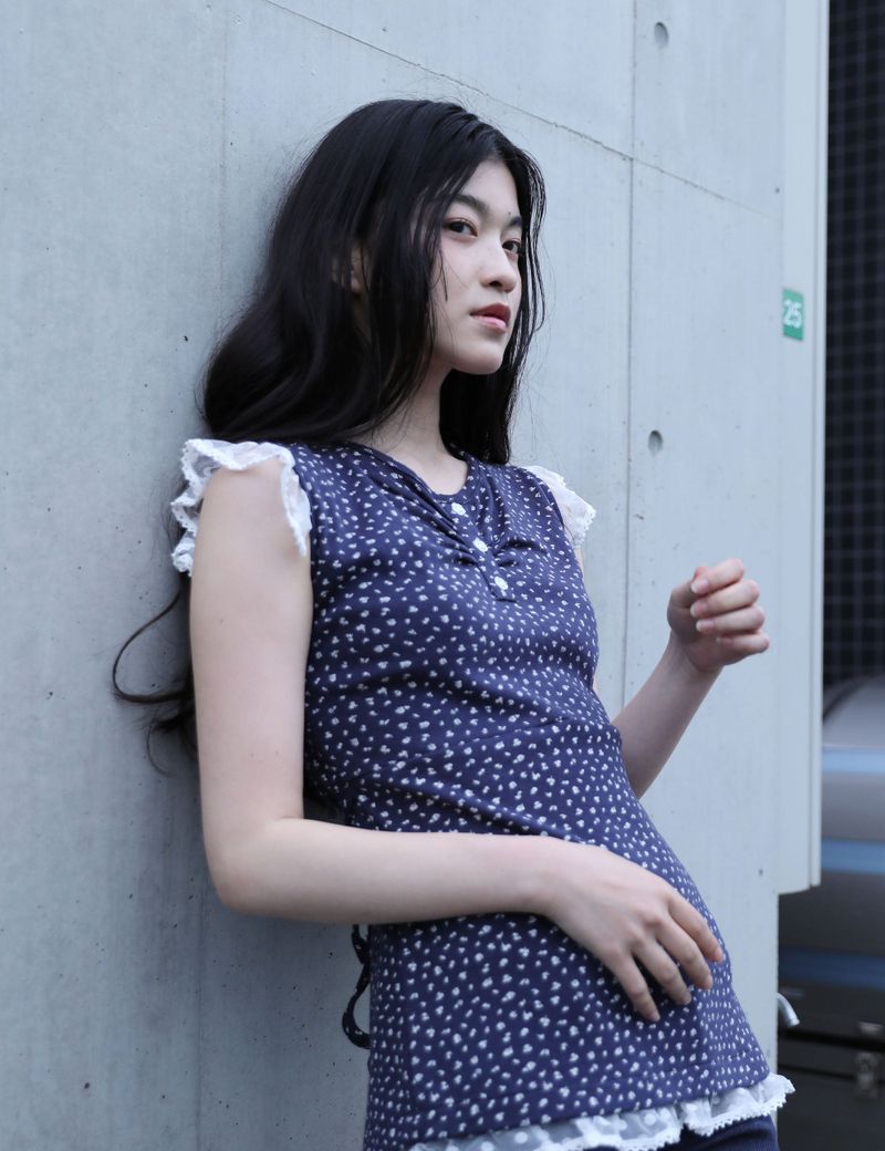 UGLYSHADOW（アグリーシャドウ）の「FLOWER LACE SLEEVELESS(NAVY)（Tops）」