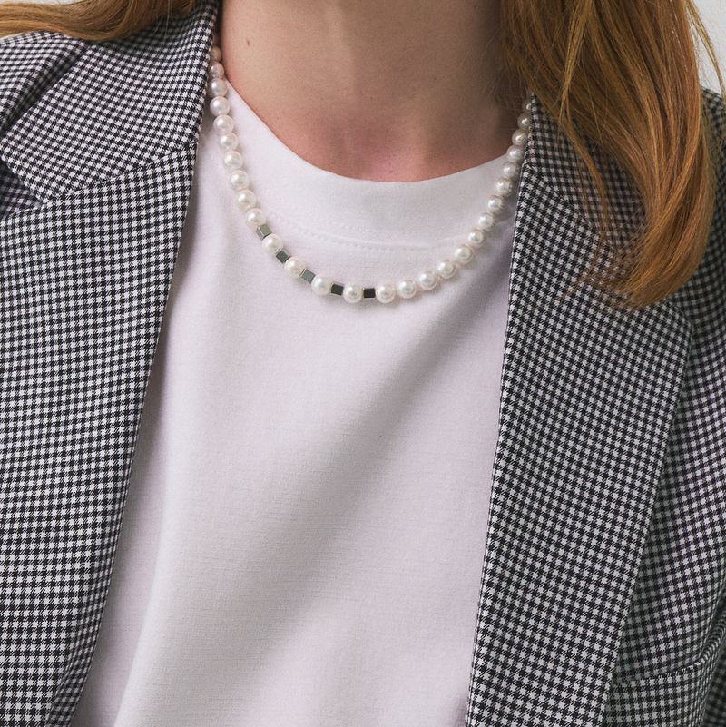 a pearl necklace_CLEF TRIM PEARL NEC