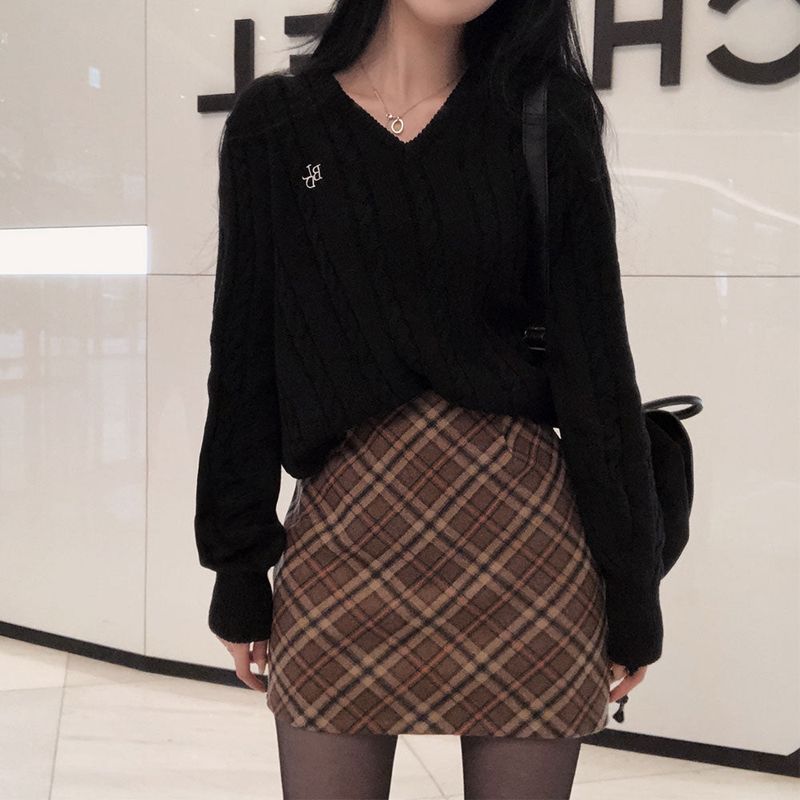 [BELLIDE MADE] Crayon Twisted V-neck Embroidered Cable Knit