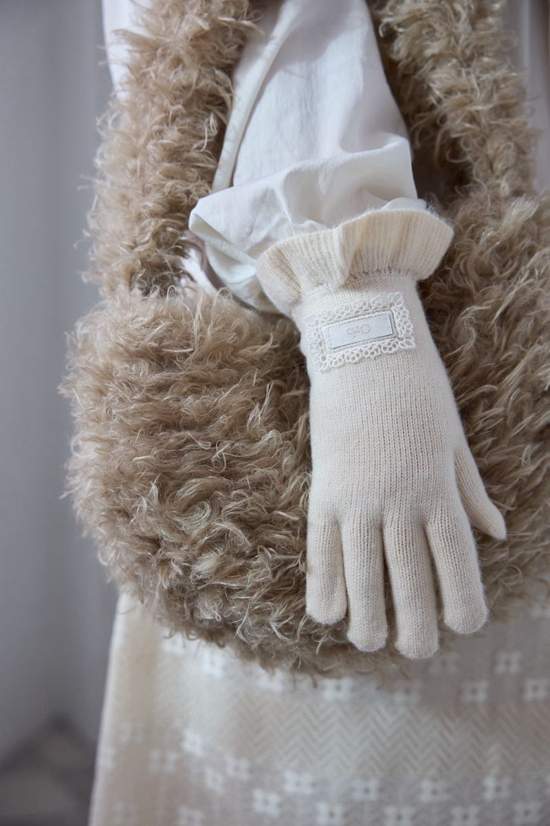 Orb frilly gloves (soft ivory)