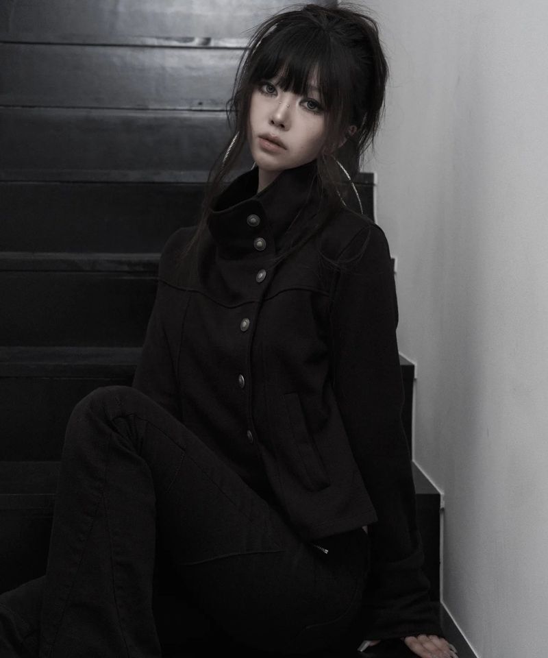 [label] antique emblem high-neck crop jacket (black)