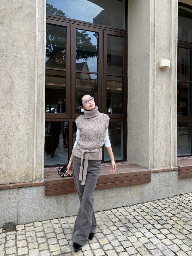 turtleneck twisted strap sleeveless knitwear