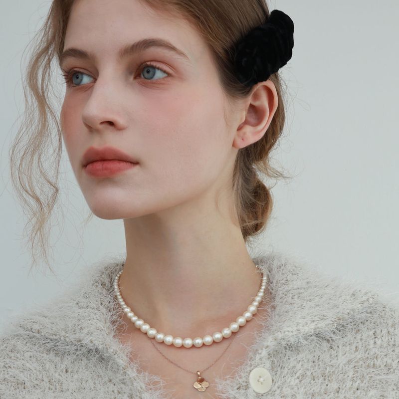 The Fluffy Pearl Va Necklace