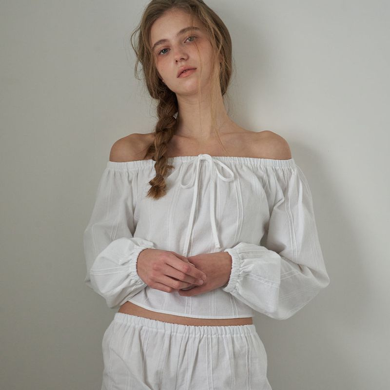 OVT-U（オーブイティーユー）の「Mellow Ribbon Off-Shoulder Blouse_White（Tops）」