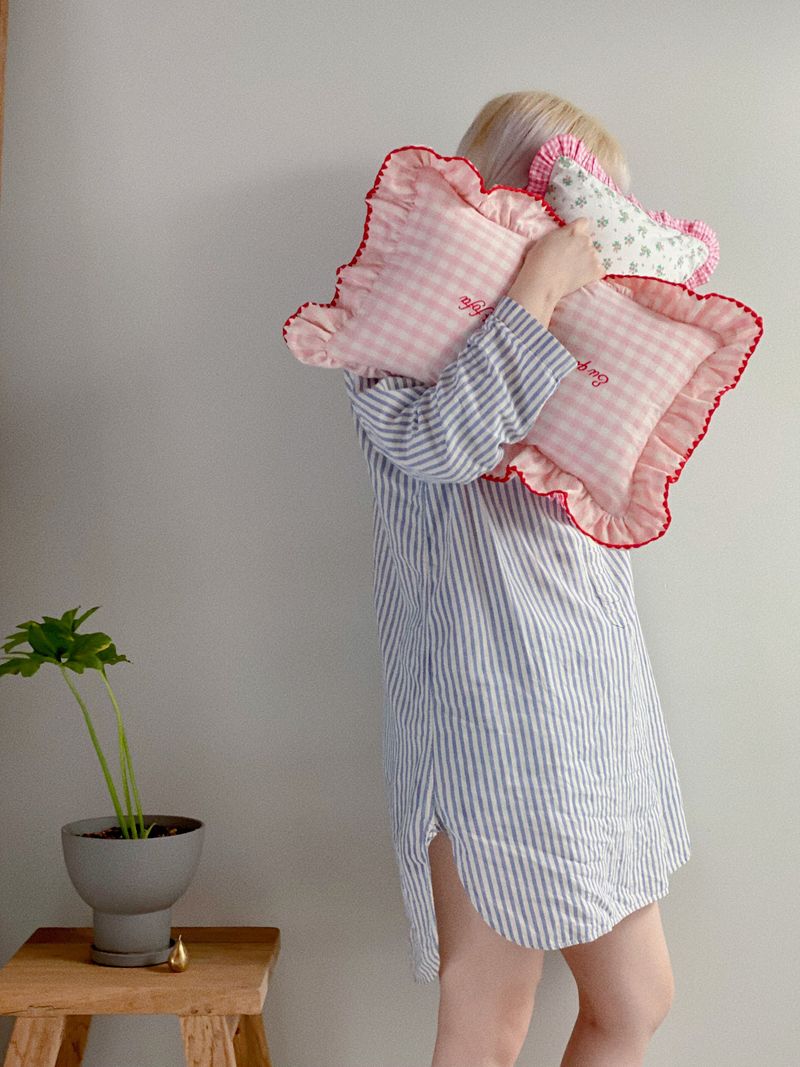 bordado frill cushion