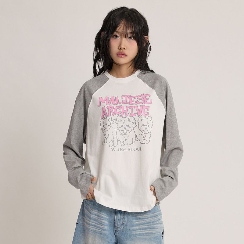 WaiKei(ワイケイ)の「マルチーズアーカイブライングラフィック長袖Tシャツ(トップス)」