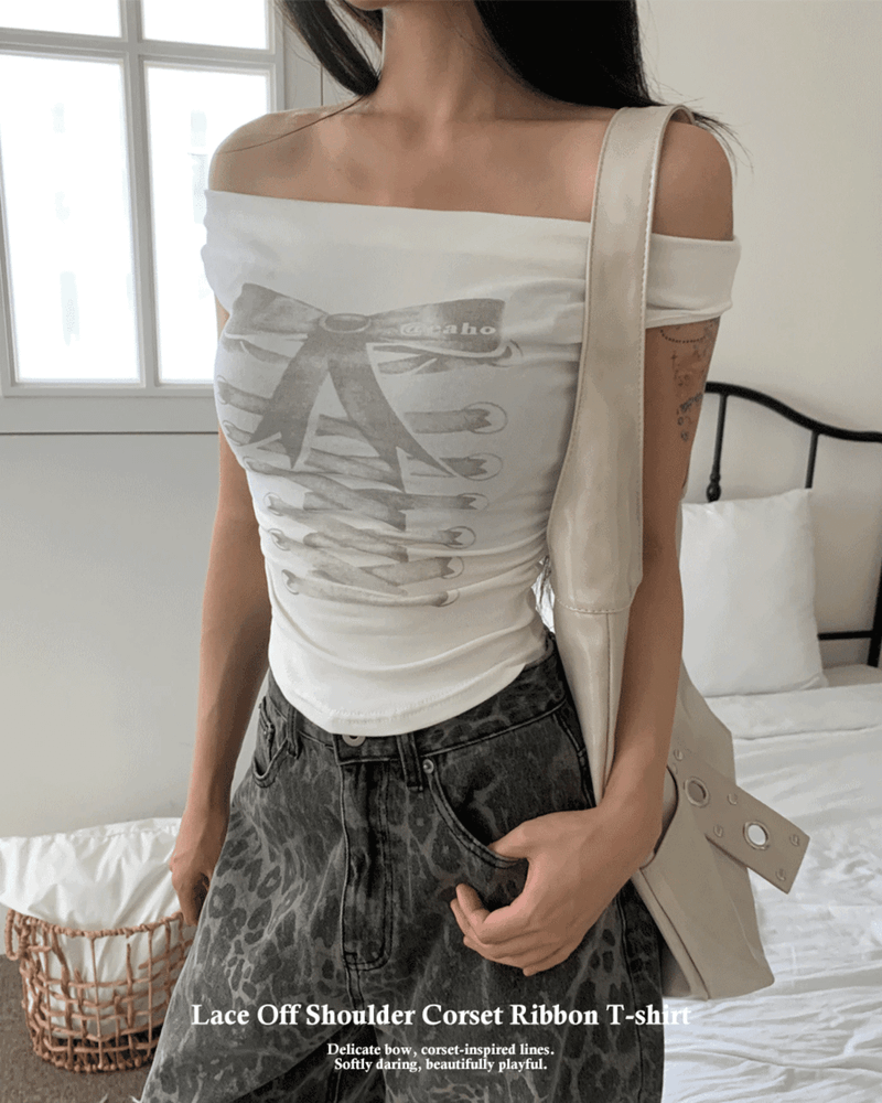 GUSTA（グスタ）の「Lace Off-Shoulder Corset Ribbon Print Short Sleeve T-Shirt (White)（Tops）」