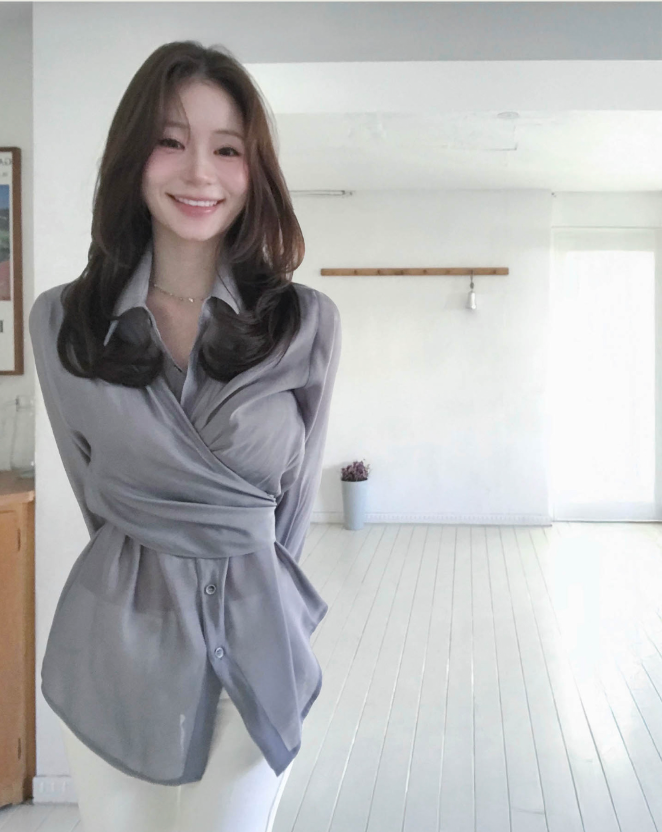 cloudemotion（クラウドエモーション）の「siling satin on wrap button bl（Tops）」