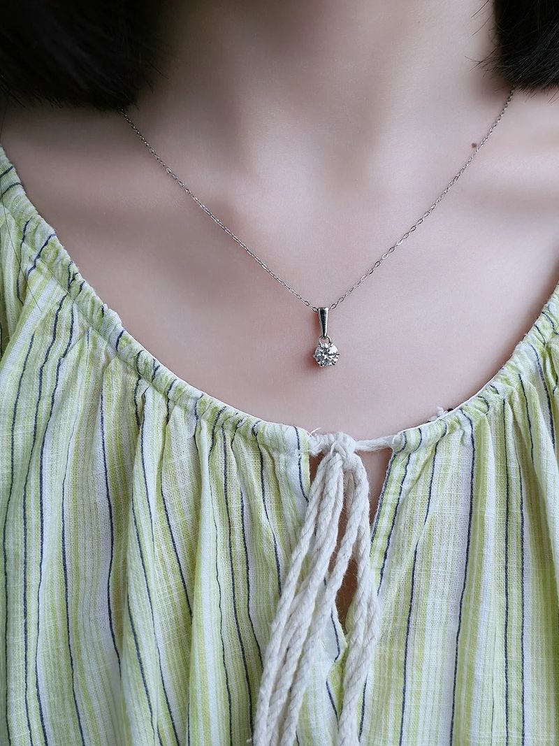 Diamond necklace with a cool summer vibe
