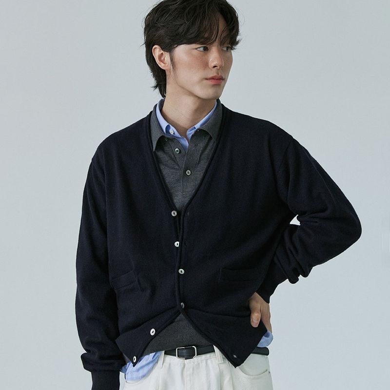 Q's(キューズ)の「Extra Fine Wool V Cardigan (Navy)(Tops)」