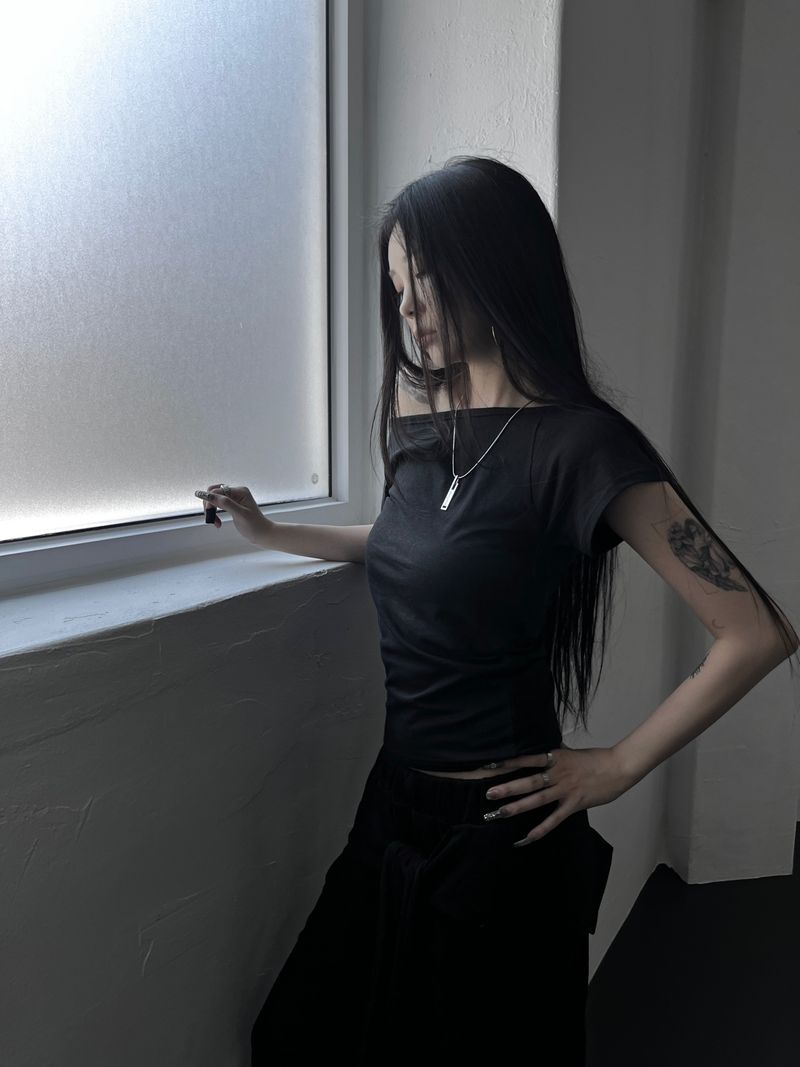 horse shadow off-shoulder T (2color)
