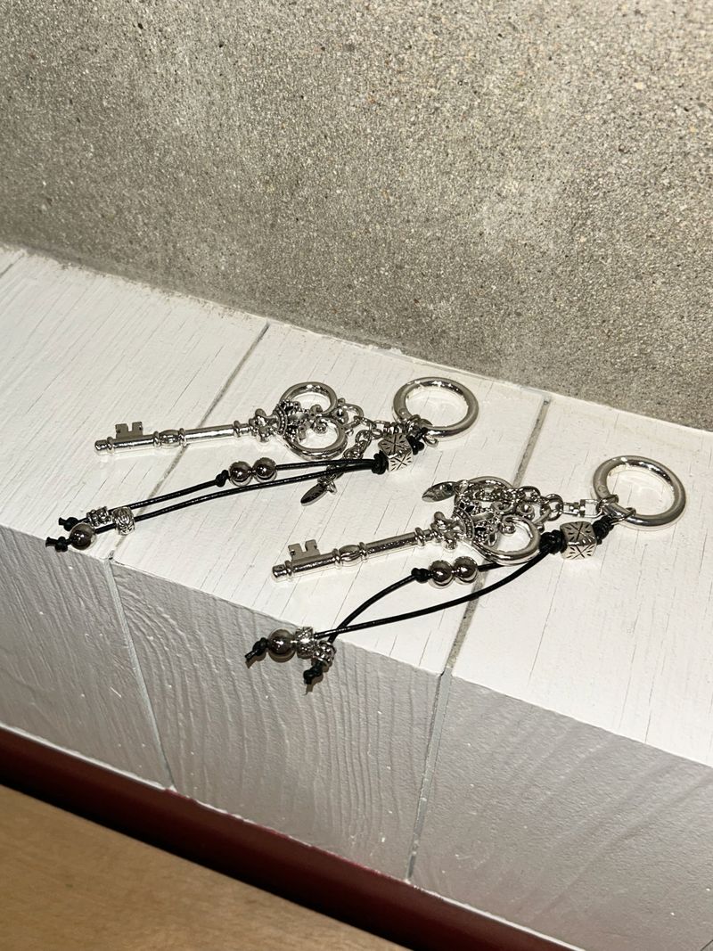 Vintage Crown Bold Keychain