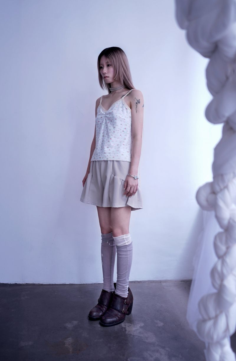 Bloom Frill Shorts (Beige Gray)