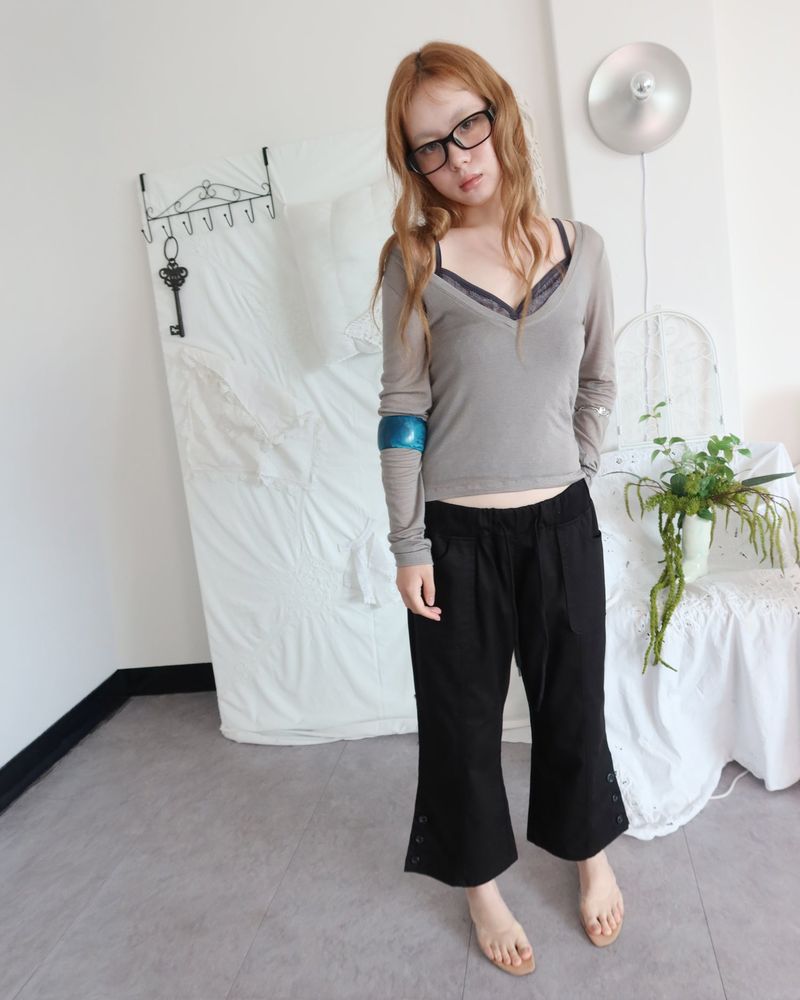 STEP BUTTON CROPPED PANTS