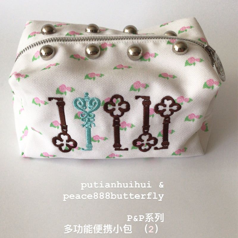 peace888butterfly（ピース888バタフライ）の「フローラル エンブロイダード ポーチ（アクセサリー）」