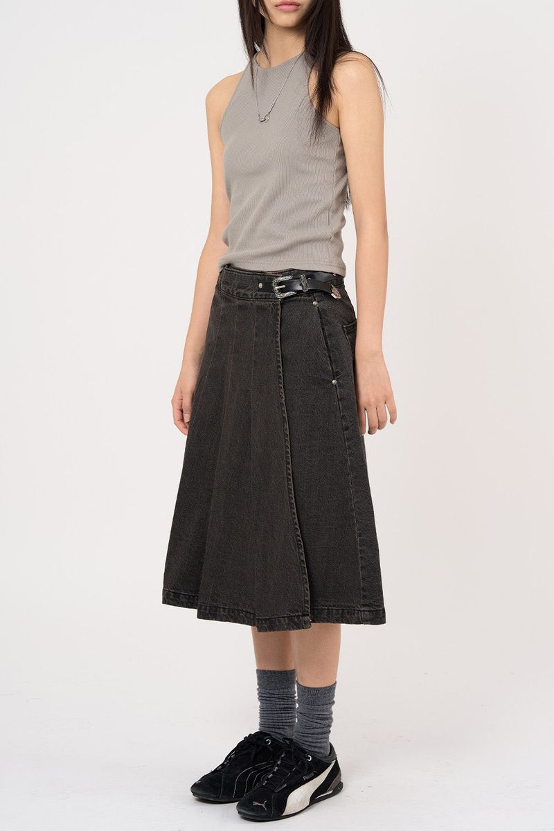 Raucohouse（ラウコハウス）の「Belted pleated denim midi skirt（Skirts）」