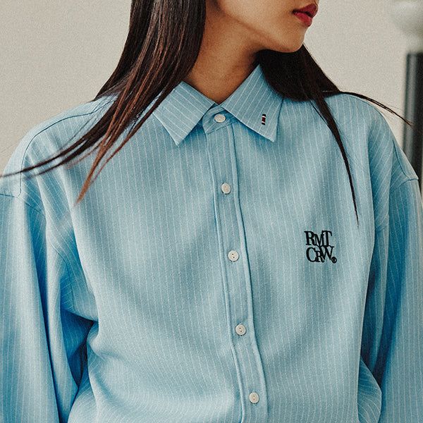 ROMANTIC CROWN(ロマンティッククラウン)の「RECENT LOGO SIGNATURE SHIRT_SKY BLUE(Tops)」