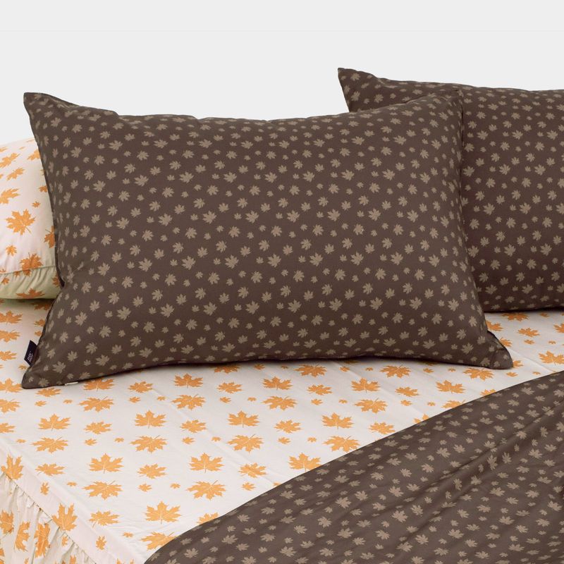Dust-Free Maple Pattern Pillowcase
