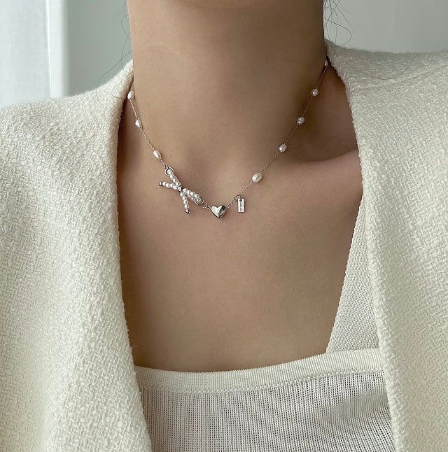 Acer rojo（アセルロジョ）の「oru Ballet Core Innocent Natural Ribbon Fresh Pearl Short Layered Necklace（Accessories）」