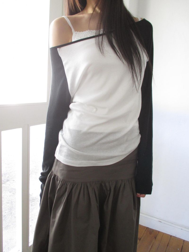 ナグラン ワンオフショルダーTシャツ