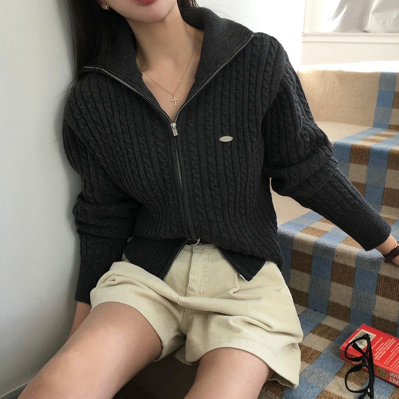 [BELLIDE MADE] Cable knit zip-up with pendant