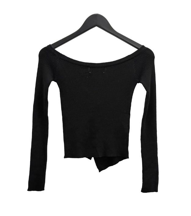 Curved off-shoulder knit