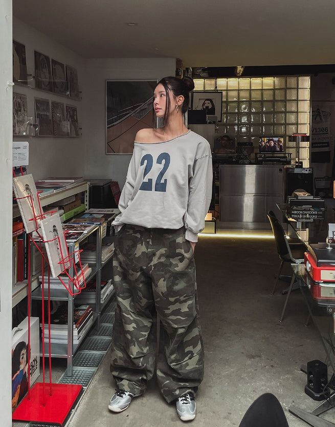 22 Cutting Off-Shoulder Sweatshirt