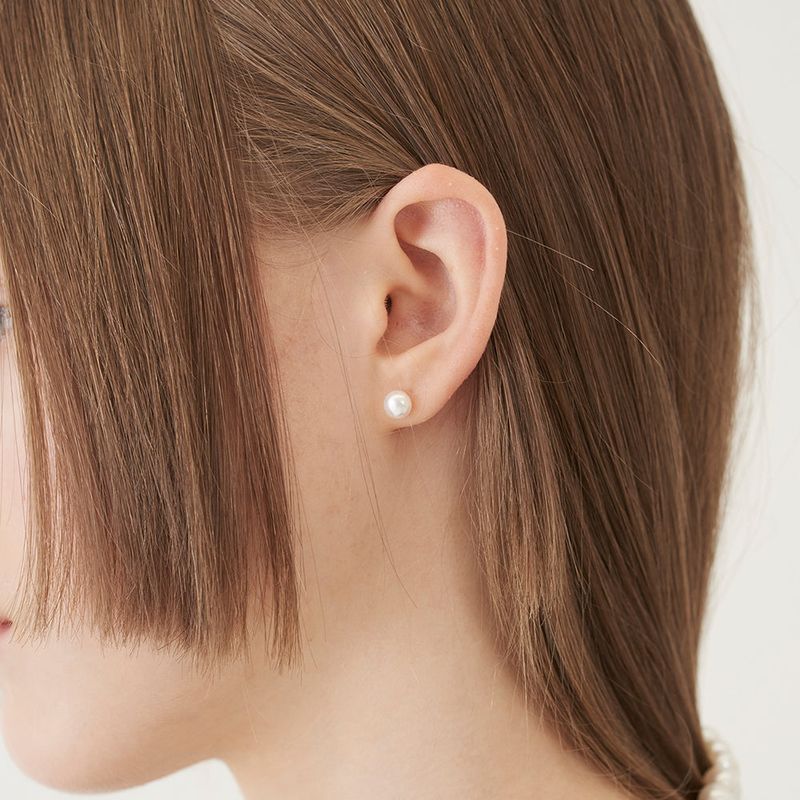 TMO BY 13MONTH(ティーエムオーバイサーティーンマンス)の「MEDIUM SIZE PEARL EARRING (WHITE)(Accessories)」