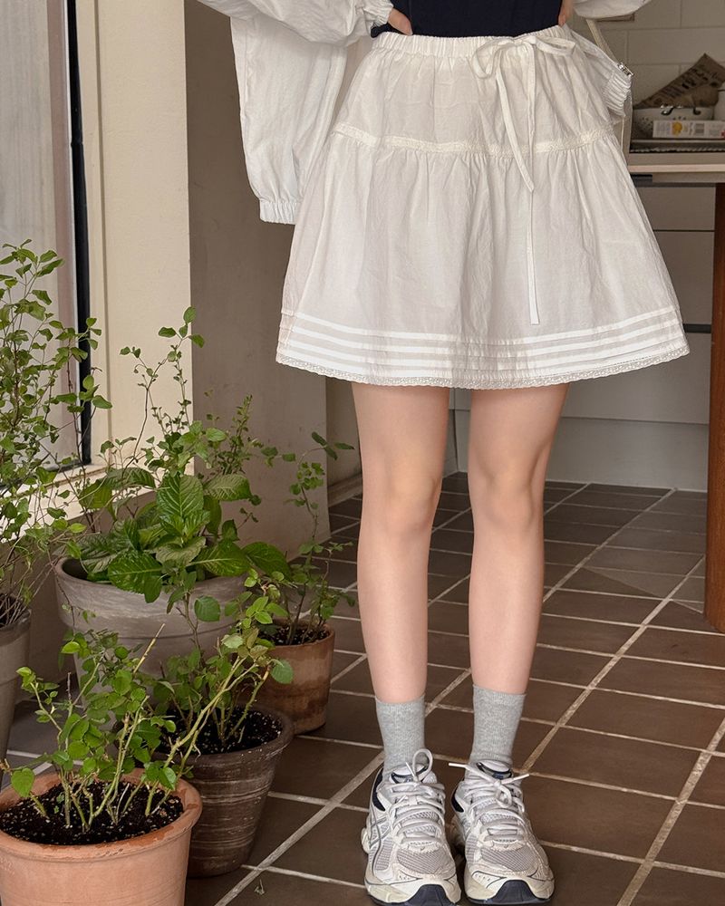 Molly lace mini skirt