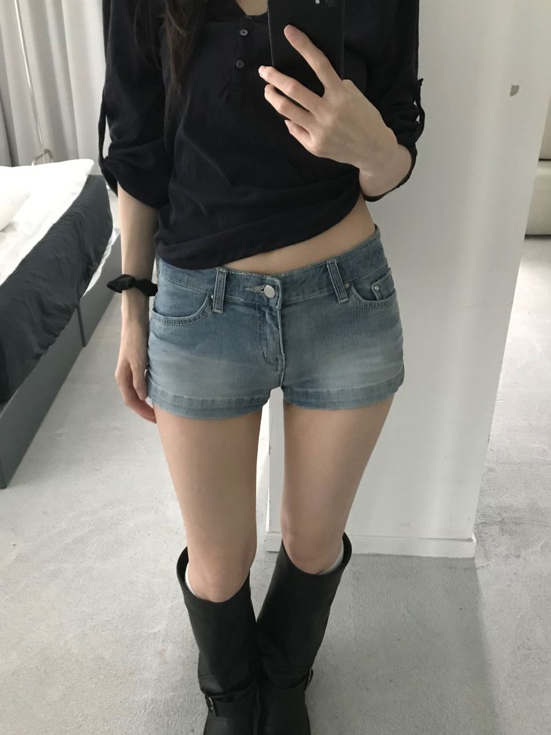 Kitten（キッテン）の「Betty Denim Slit Shorts (one color)（Pants）」