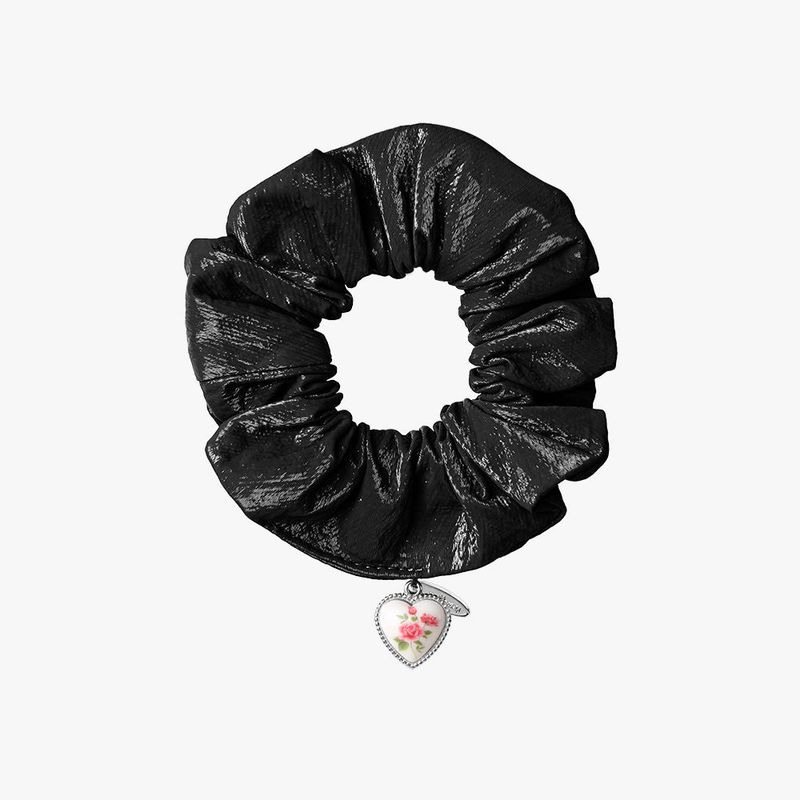 mellotory（メロートリー）の「グロッシーハートチャームシュシュ（ブラック）（ヘアアクセサリー）」