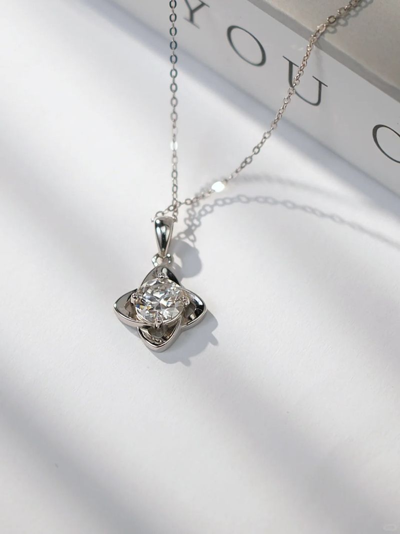 Refreshing and fashionable diamond necklace