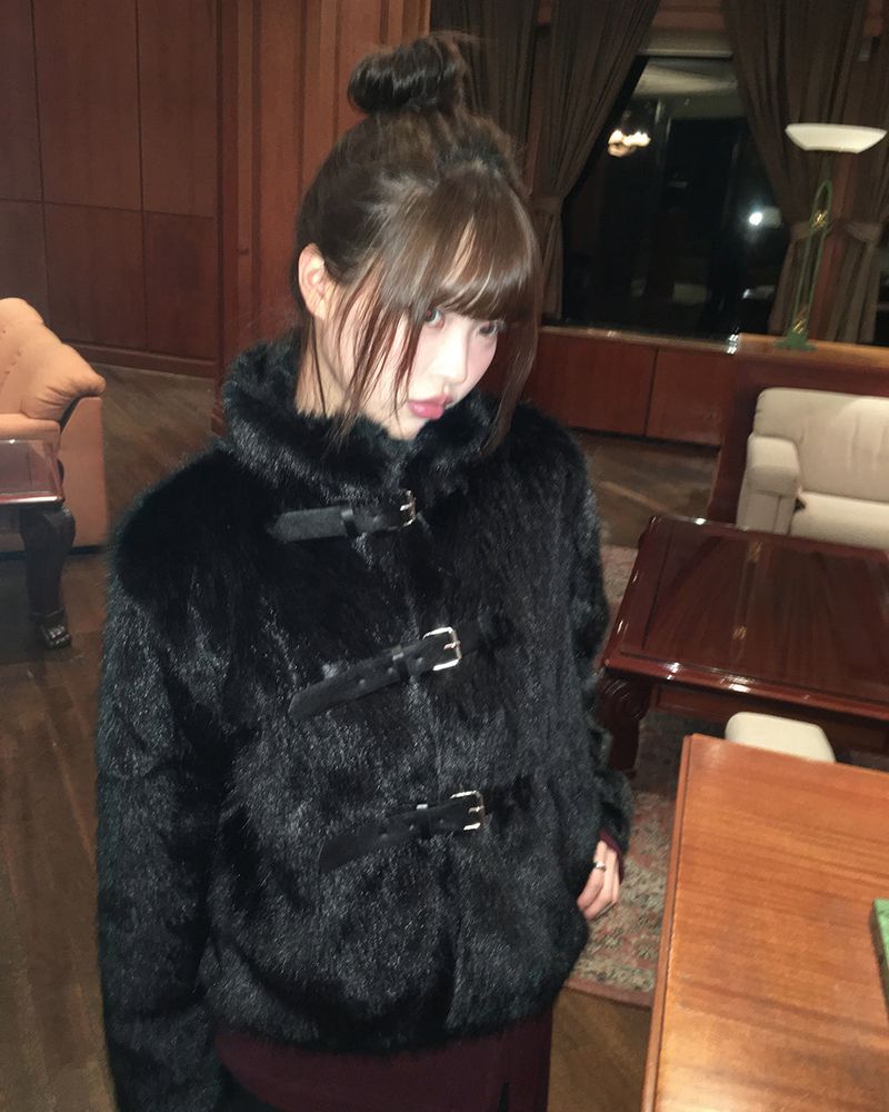 WONDER WONDER（ワンダーワンダー）の「Eri Buckle High-neck Fur Short Jacket（Jackets/Outerwear）」