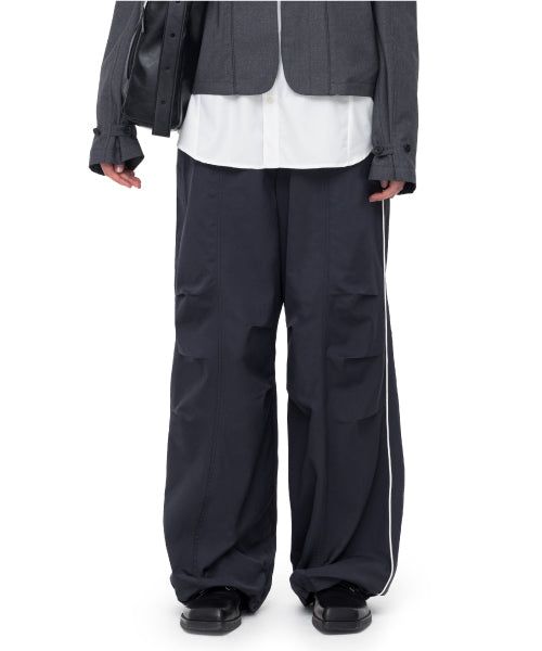 IUGAMAKARAS（イウガマカラス）の「Piping Pin-Tuck Pants (Dark Gary)（Pants）」
