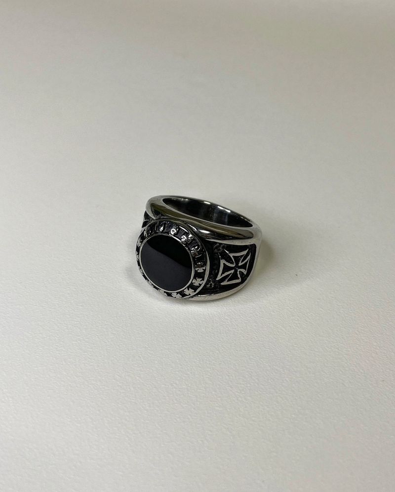 bold round onyx ring