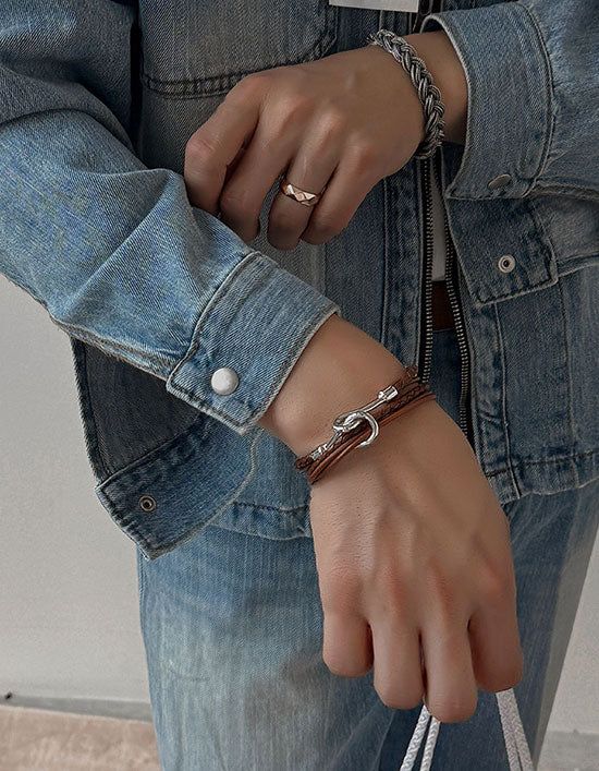 ASCLO（エジュクロ）の「ASCLO Twist Hook Bracelet (3color)（Accessories）」