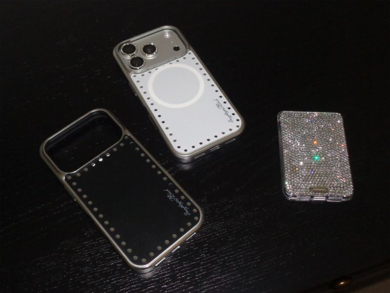 3verythingizblack（エブリティンイズブラック）の「ラウンドドットミラーバンパーケース + マグセーフ [ブラック]（スマホグッズ/小物）」