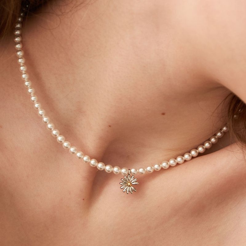 Daisy Delight Pearl Necklace