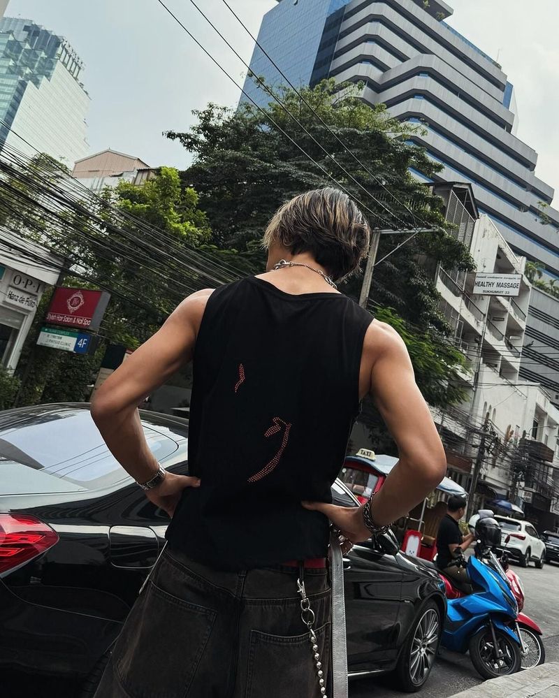 RHINESTONE DRAWING SLEEVELESS TOP BLACK