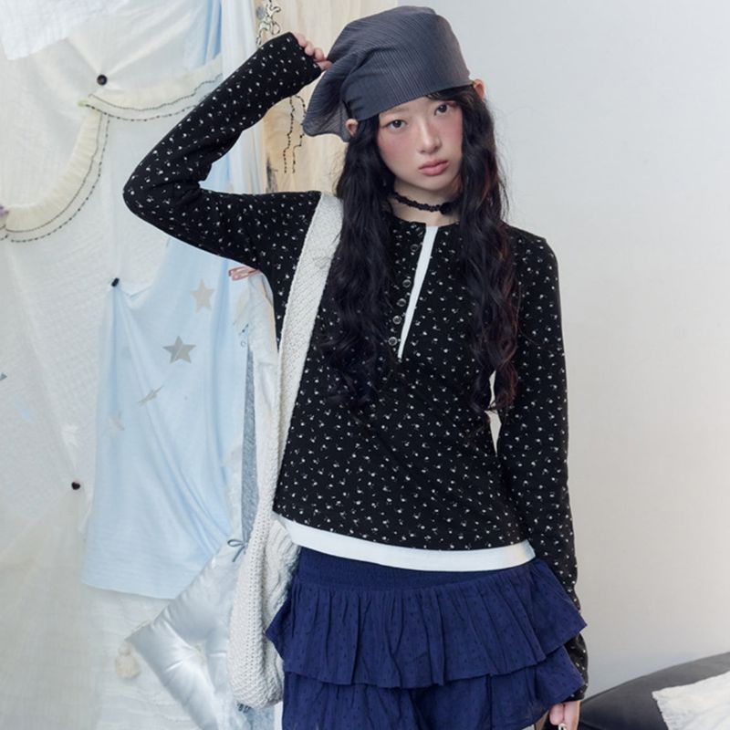 La mode MAQI（ラ モード マキ）の「Y2K Floral Layered Henley Crop Long Sleeve Top（Tops）」