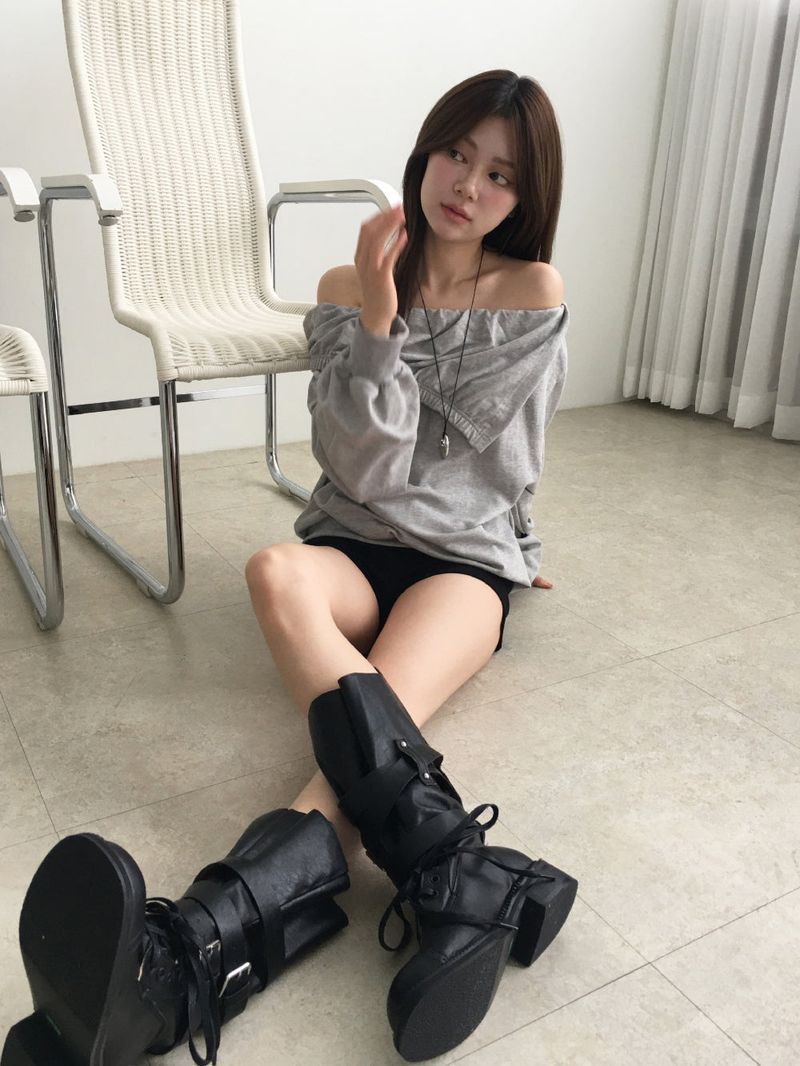 Lace-up half buckle boots