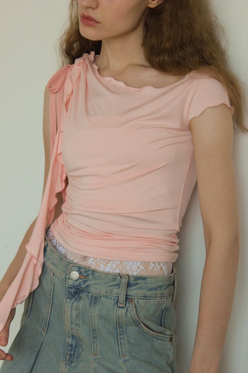 Yuheelee（ユヒリ）の「ONE SHOULDER RUFFLE TRIM TOP / LIGHT PINK（Tops）」