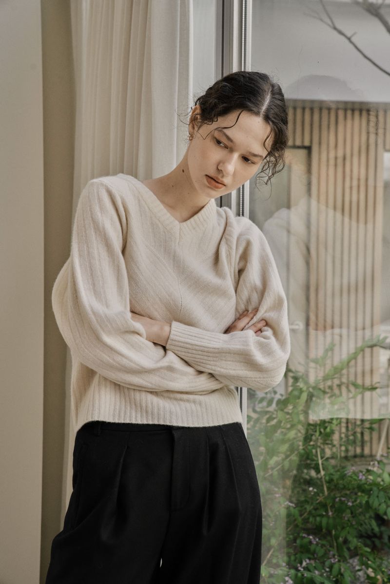 RIBBED V-KNIT TOP_IVORY