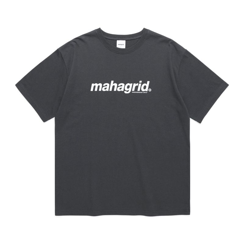 mahagrid(マハグリッド)の「BASIC LOGO TEE CHARCOAL(Tops)」