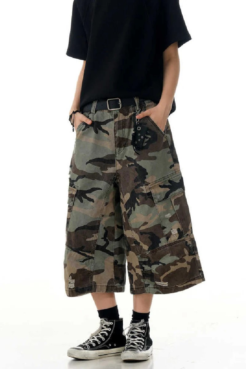 CZ Basicsの「Camo Multi Pocket Jorts(Pants)」