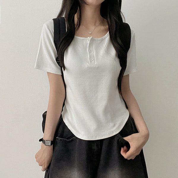 hijjoo（ハイチュー）の「Waddoo hem round button short sleeve tee（Tops）」