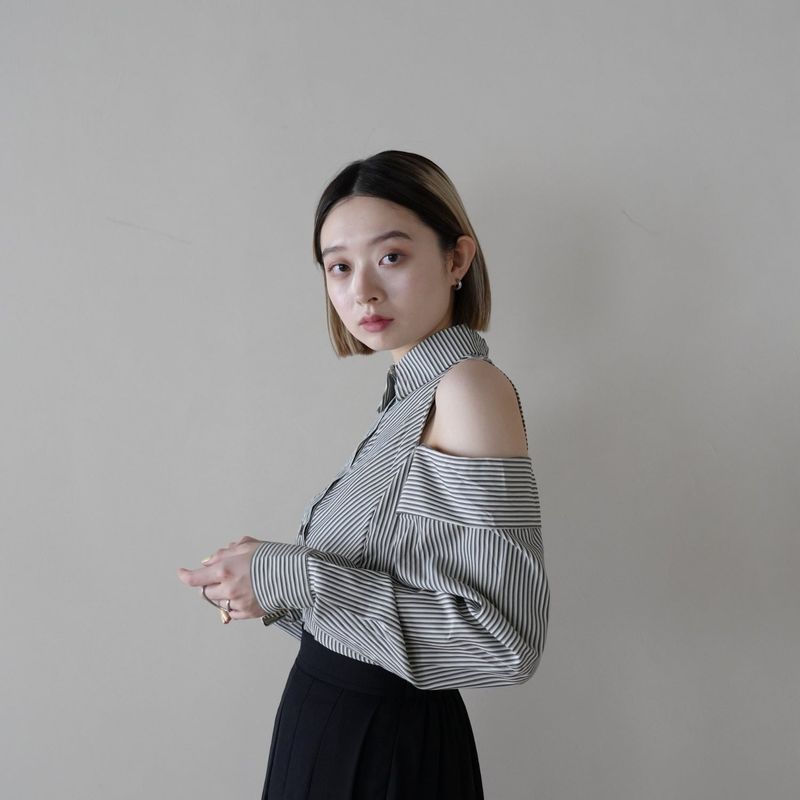 open shoulder shirt