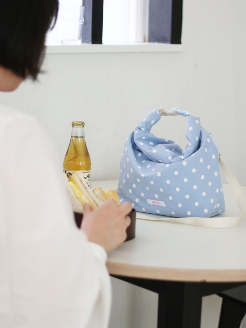 cozy lunch bag - blue dot