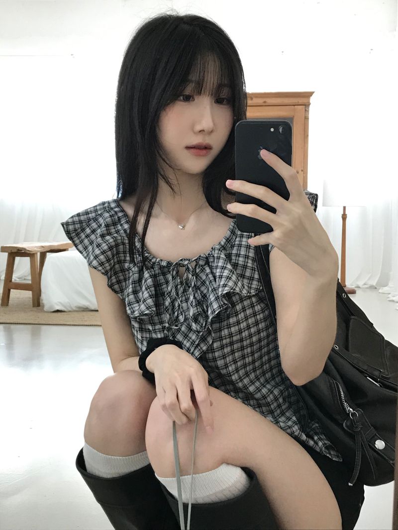 Checked frill blouse (2 colors)
