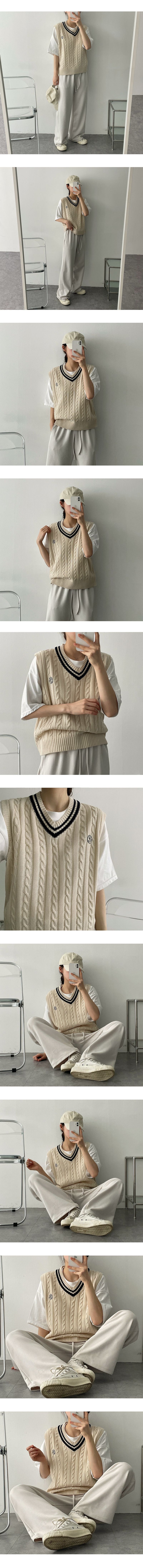 Ils embroidered V-knit vest